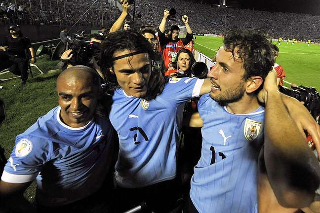 <p>Cavani (centro) e Stuani (dir.) marcaram os gols do Uruguai no jogo</p>