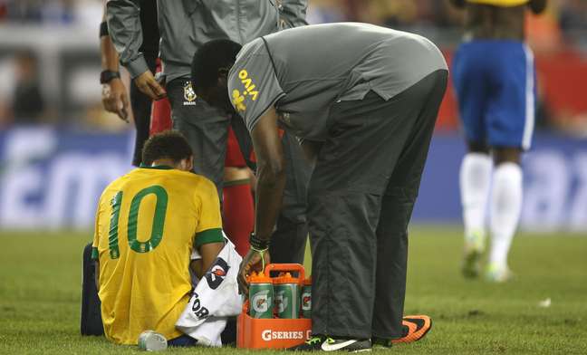 <p>Neymar recebe atendimento médico por causa das entradas duras cometidas pelos portugueses</p>