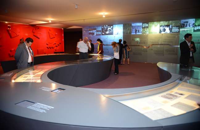 Exposição conduz o visitante aos principais episódios da história política do Brasil, tendo Tancredo Neves como fio condutor