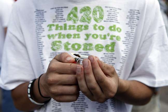 Ativista acende um baseado durante uma manifestação pró-maconha em Denver, no Colorado
