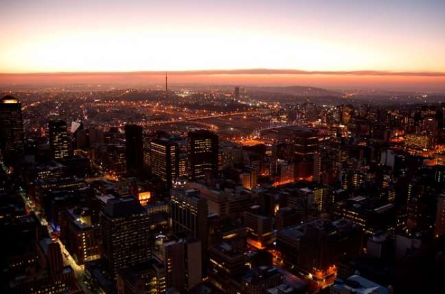 Maior cidade da África do Sul, Joanesburgo é um dos lugares mais baratos para alugar carros. Por valores em torno de R$ 70 (305 randes), ou até menos, se aluga um veículo por um dia 