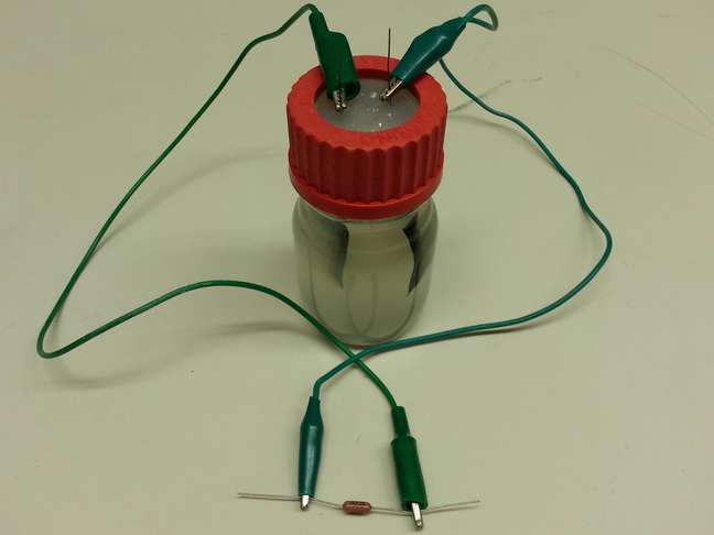 Cientistas desenvolveram uma espécie de bateria que aproveita as características de um micro-organismo em produzir energia ao digerir resíduos dissolvidos no esgoto