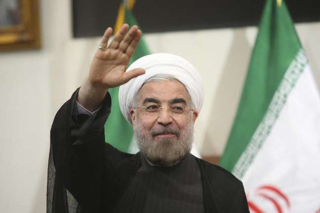 <p>Presidente do Ir&atilde;, Hassan Rouhani, gesticula durante coletiva de imprensa em Teer&atilde;</p>