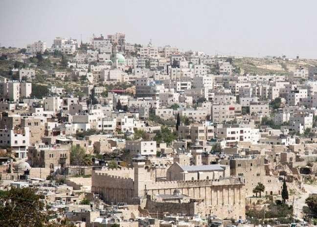 Na cidade de Hebron, na Palestina, judeus e árabes dividem espaço 