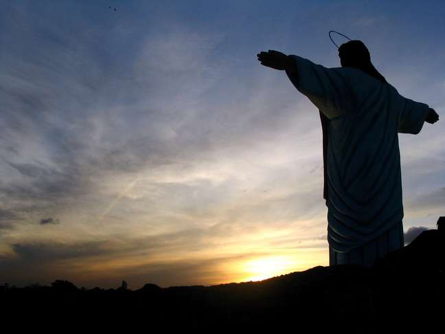 Apesar de a paisagem lembrar o Rio de Janeiro, trata-se da estátua de Cristo Redentor construída no parque temático Tierra Santa, de Buenos Aires