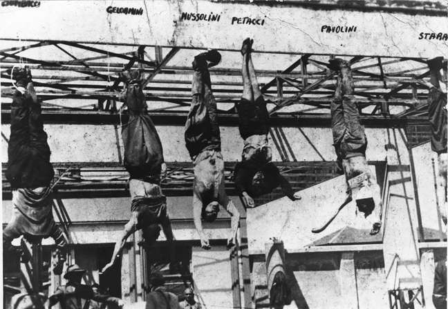 28 de abril de 1945: corpos de Benito Mussolini e Clara Petacci, sua amante, foram pendurados no teto de um posto de gasolina após terem sido executados por forças anti-fascistas ao tentarem fugir para a Suíça