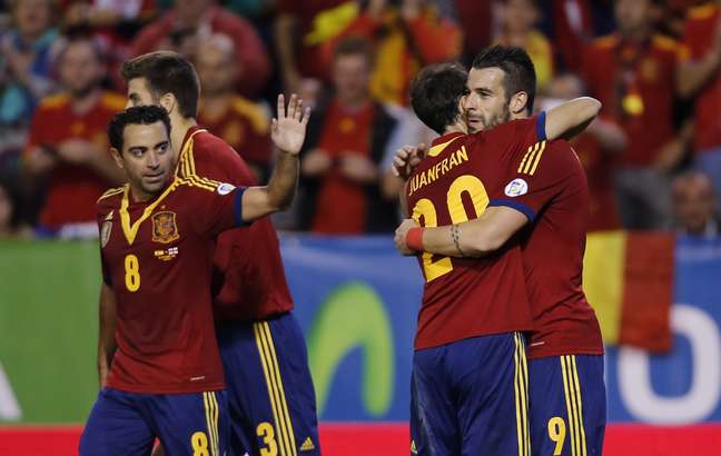 <p>Jogadores da Espanha comemoram vitória sobre a Geórgia, resultado que garantiu vaga para a Copa</p>