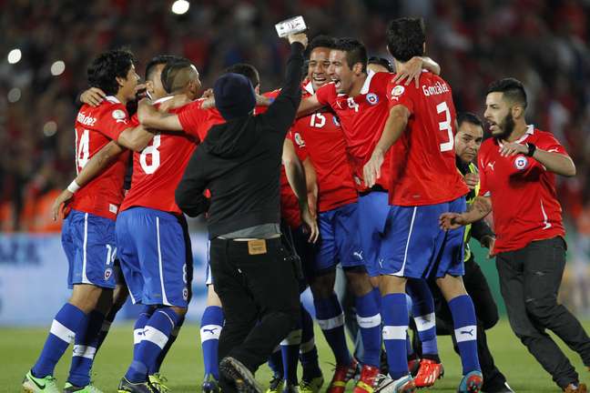 Jogadores do Chile comemoram vitória sobre o Equador em partida que viu a classificação de ambas as equipes à Copa do Mundo; veja fotos da rodada das Eliminatórias Sul-Americanas
