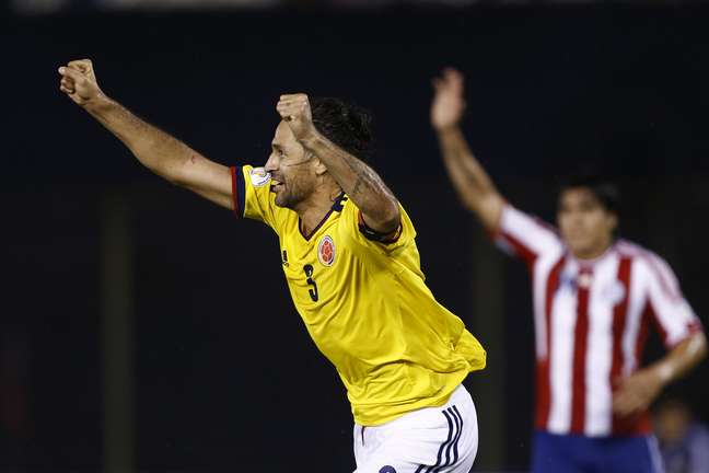 Já classificada, a Colômbia derrotou o vice-lanterna Paraguai com dois gols de Yepes