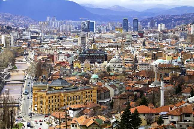 Quase totalmente destruída pela guerra, Sarajevo atrai pela cultura e pela história 