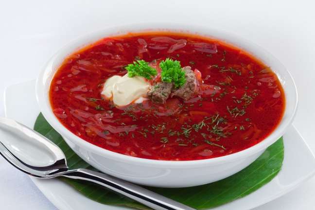 A receita do Borsch é popular em vários países no leste da Europa. Basicamente, ela é uma sopa de beterrabas que pode ser servida quente ou fria. Na Ucrânia, a tradição é servir o prato quente. O preparado pode levar feijão, couve, pepino, cenoura, tomate, cebola e batata. Uma dica é acrescentar carnes e cogumelos. Lá, ele custa em média 51 Hryvnia da Ucrânia, o equivalente a R$ 13