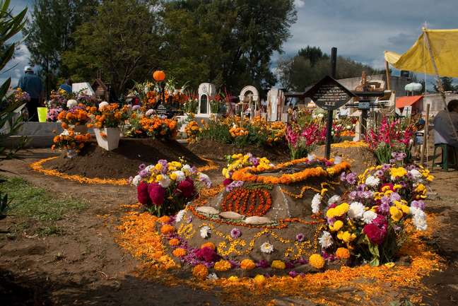 Flores decoram os túmulos em preparação para a Alumbrada, festejo realizado todos os anos na comunidade de San Andrés de Mixquic, na Cidade do México