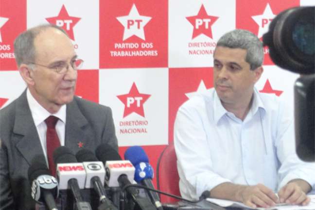 Rui Falcão (esq.) concedeu entrevista coletiva após a confirmação de sua reeleição para o cargo de presidente nacional do PT