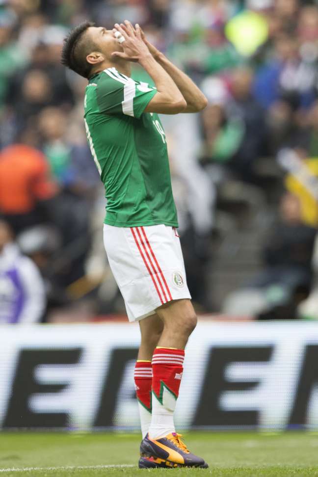 Peralta marcou duas vezes na vitória do México
