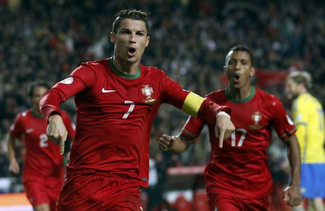 Cristiano Ronaldo comemora depois de fazer o gol da vitória de Portugal sobre a Suécia na repescagem