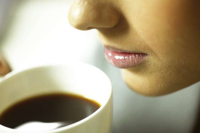 Ingerir bebidas que contêm cafeína ajuda a combater os furinhos. No entanto, o consumo exagerado da substância pode causar alterações no sono e palpitações