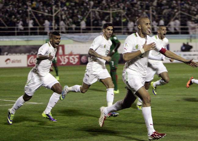 Madjid Bougherra comemora gol da classificação da Argélia à Copa do Mundo