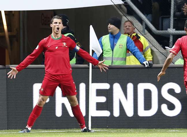 Cristiano Ronaldo comemora gol em vitória de Portugal sobre a Suécia em Estocolmo; o astro decidiu a classificação lusitana à Copa do Mundo