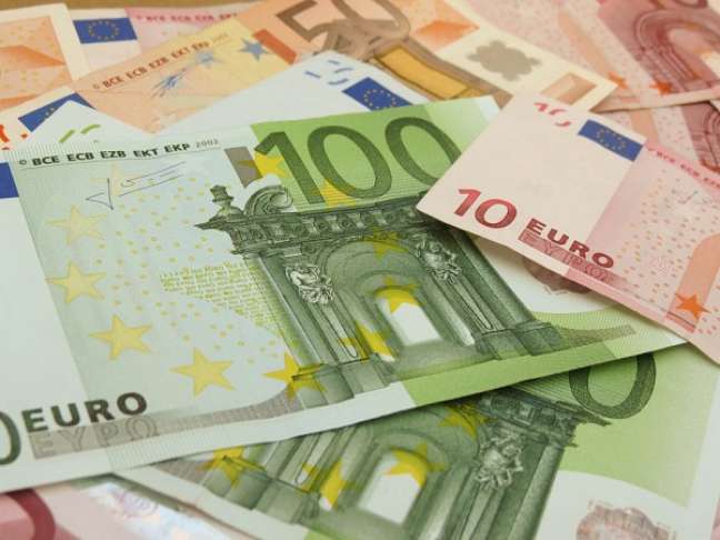 Alemanha, Itália, Bélgica, França, Grécia, Holanda, Portugal e Espanha: algumas das favoritas à Copa têm o euro como moeda. Atualmente, um dólar equivale a 0,74 euro