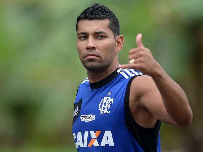 <p>André Santos jogou contra Cruzeiro, o que pode render punição ao Fla</p>
