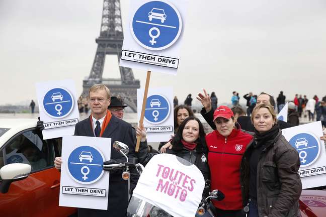 Ari Vatanen (esq.) lidera protesto para que as mulheres possam dirigir na Arábia Saudita