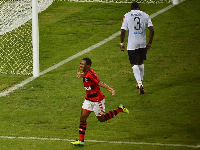 <p>Elias apareceu na área, aproveitou passe de Paulinho e começou a decidir o jogo para o Flamengo</p>