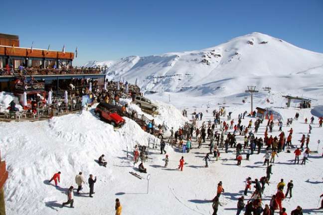 Um dos destinos procurados pelos brasileiros para esquiar é o Valle Nevado. O aluguel de equipamentos adequados para adultos esquiarem, na alta temporada, custam a partir de 28 mil pesos chilenos (aproximadamente R$125)