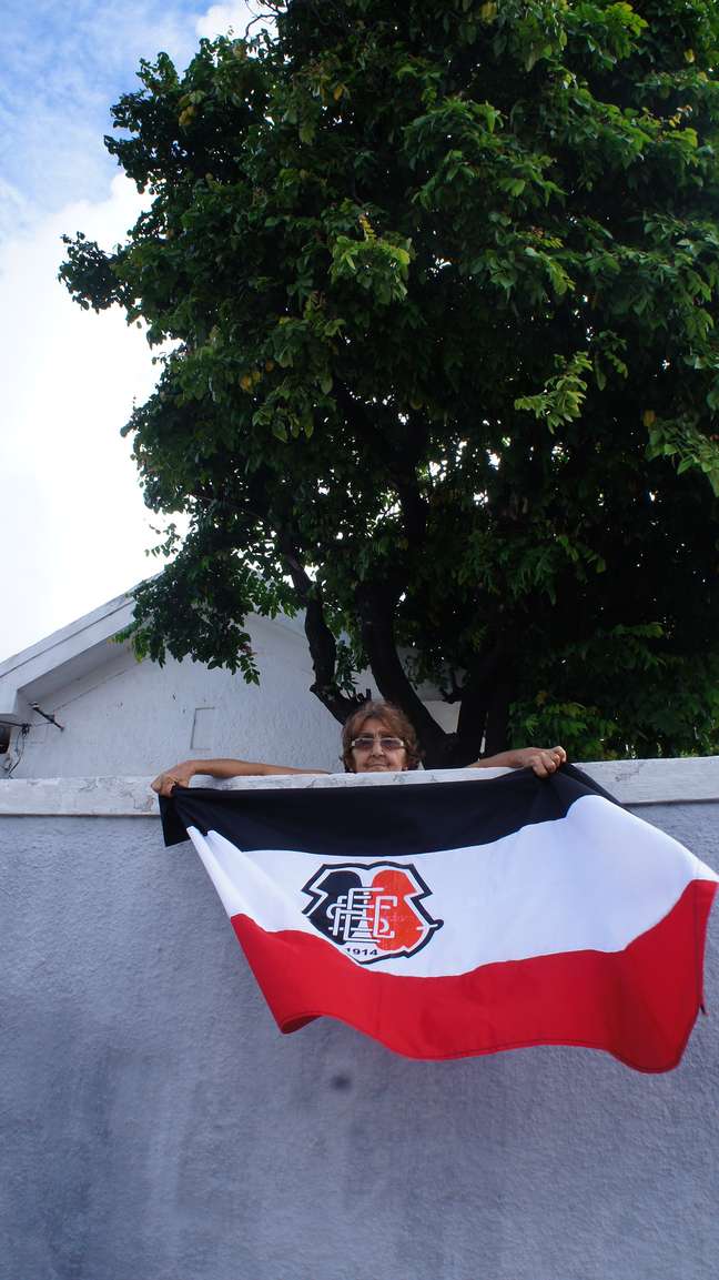 Aos 68 anos, Sonia Maria Miranda deixou de ir ao Arruda há seis anos, no início da crise e agora assiste de casa e discute futebol com os vizinhos