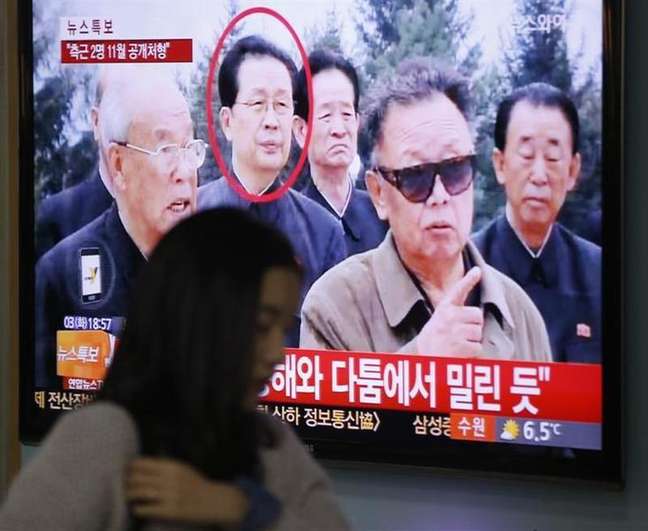<p>Televisão mostra reportagem sobre Jang Song thaek, tio do líder da Coreia do Norte, Kim Jong Un, em uma estação de trem, em Seul (imagem de arquivo)</p>