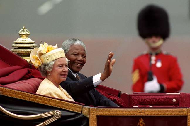 Mandela e Elizabeth em Londres em imagem de julho de 1996