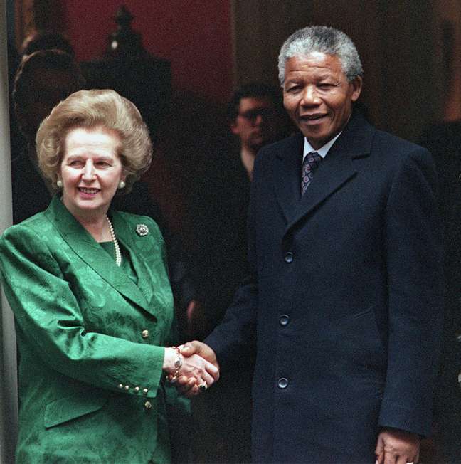 Após recusar inicialmente o encontro, Mandela pousou com Thatcher, sua detratora, em Londres, em 1990