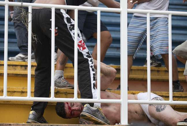 <p>Briga chocou o país pela violência do confronto entre os torcedores</p>