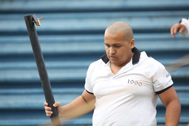 Torcedor do Vasco carrega pedaço de pau durante briga contra atleticanos em Joinville