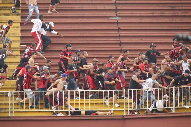 Torcedores de Atlético-PR e Vasco entram em conflito na Arena Joinville; partida foi interrompida pela arbitragem