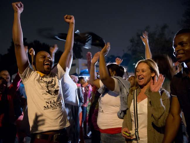 <p>Centenas de pessoas se revezam para cantar, dançar e comemorar o legado deixado por Mandela</p>