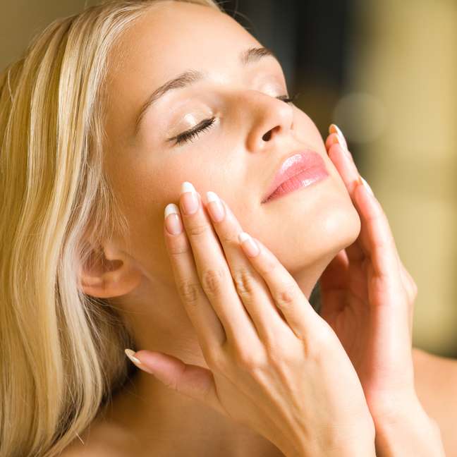 Exposição demasiada aos raios solares pode causar manchas, tanto no rosto quanto no corpo, além de facilitar o surgimento do câncer de pele