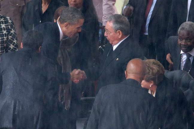 Aperto de mão histórico entre Barack Obama e Raúl Castro