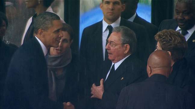 Um momento inusitado do funeral foi o encontro entre o americano Barack Obama e o cubano Raúl Castro