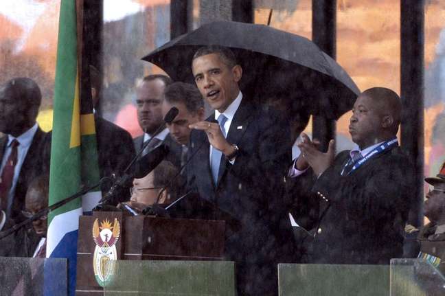 Obama discursa durante o funeral de Mandela; ao seu lado, o intérprete para a linguagem dos sinais