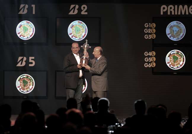 Alexandre Kalil, presidente do Atlético-MG (atual campeão), e Marco Polo del Nero, vice-presidente da CBF, exibem taça da Libertadores durante cerimônia