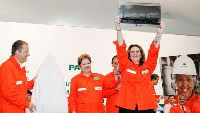 Dilma participou de uma cerimônia de conclusão das obras da P-62, no Estaleiro Atlântico Sul, em Ipojuca, em Pernambuco, evento que contou com a presença de Campos