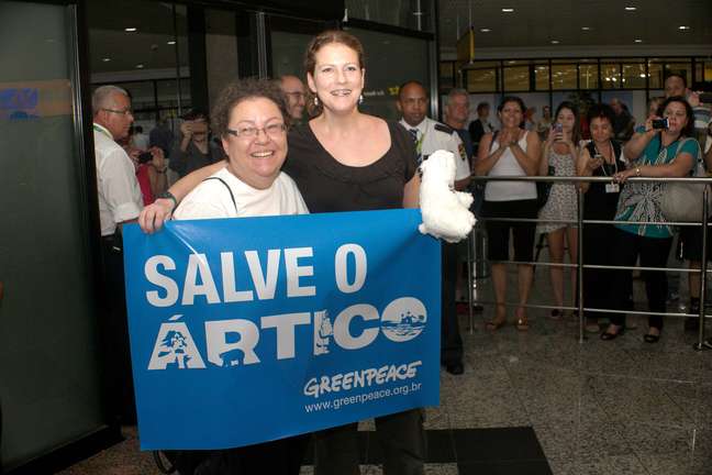 <p>Ana Paula Maciel tirou fotos ao lado da mãe ao chegar em Porto Alegre (RS) na manhã deste sábado</p>