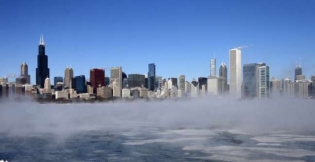 Densa névoa gélida envolve o centro de Chicago em torno do Porto Monroe