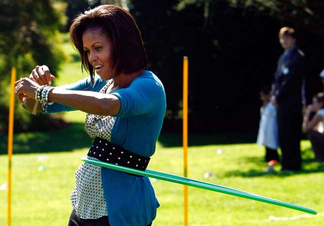 Michelle se exercita com bambolê nos jardins da Casa Branca, em 2009