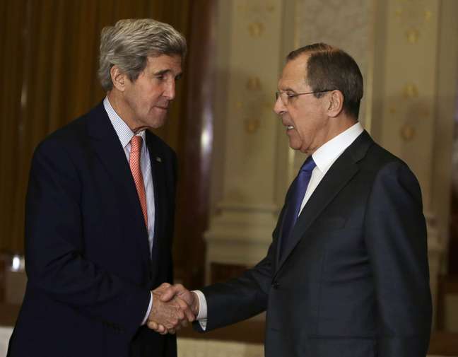 O secretário de Estado americano, John Kerry, conversa com o chanceler russo, Serguei Lavrov, na véspera do início da conferência de paz em Genebra