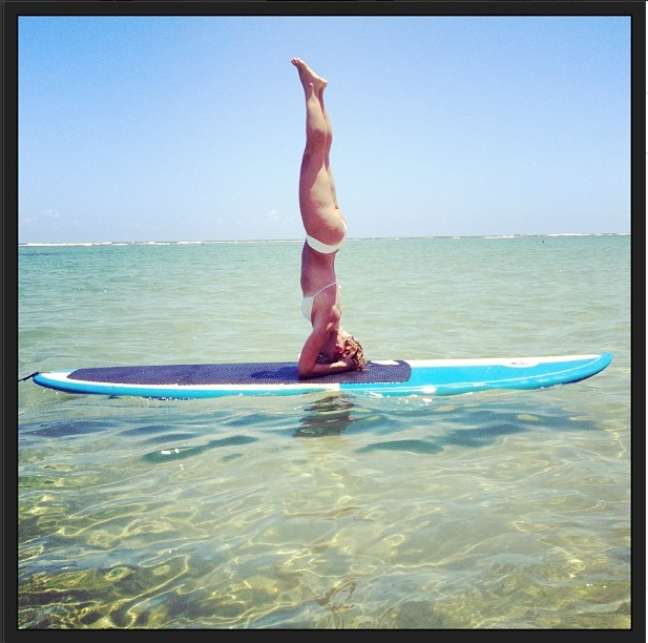 <p>Carolina Dieckmann se aventurou no Stand Up Paddle Yoga</p>