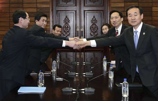 Representantes das Coreias se cumprimentam durante reunião