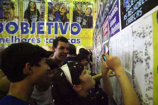 <p>Alunos comemoram resultado do vestibular da Fuvest no Colégio Objetivo, em São Paulo (SP)</p>