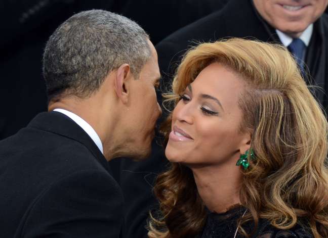 Barack Obama cumprimenta a cantora  Beyoncé  após ela cantar o hino nacional americano durante evento no Capitólio  em janeiro de 2013