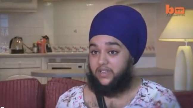 Uma mulher inglesa de 23 anos decidiu deixar sua barba crescer depois de ser batizada pela doutrina Sikh